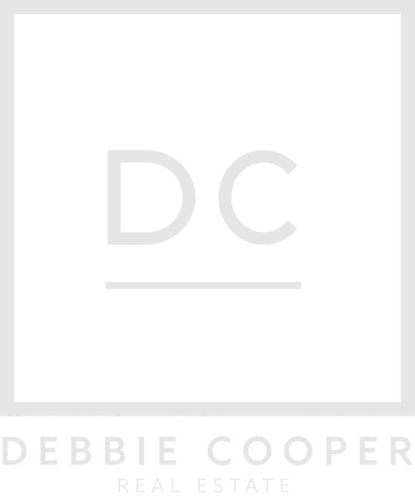 DC logo small cream